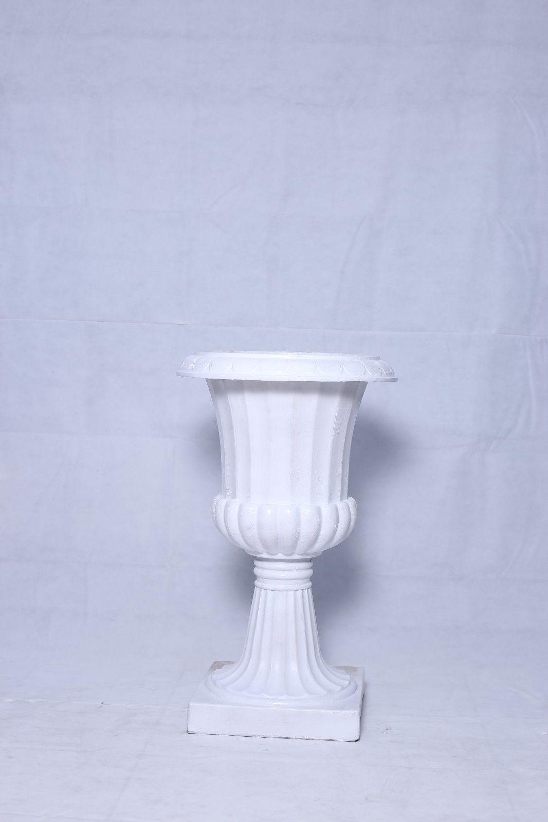 Simple urn 28”